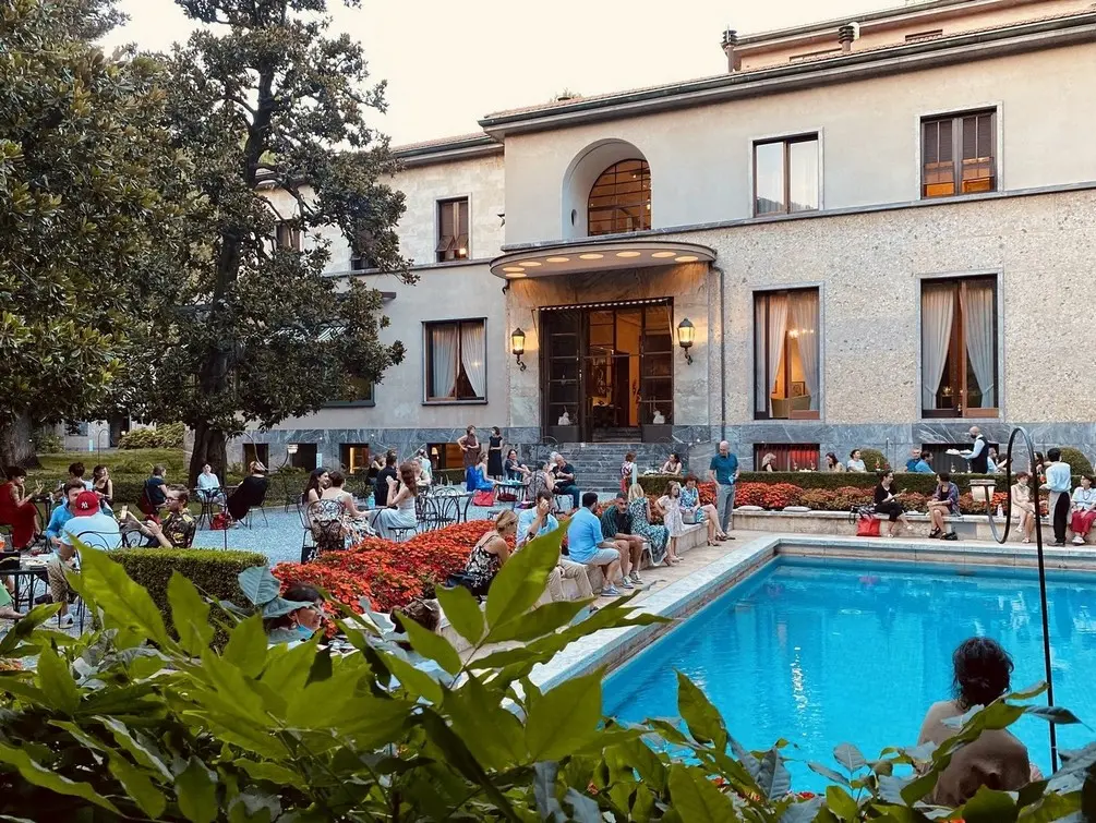 Aperitivi al tramonto, cene e cinema sotto le stelle: le sere d Aperitivi al tramonto, cene e cinema sotto le stelle: le sere d