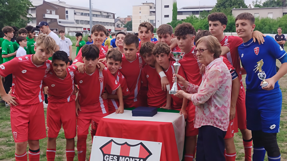I ragazzini del Monza ricevono la coppa per il successo al Memorial Lapomarda I ragazzini del Monza ricevono la coppa per il successo al Memorial Lapomarda