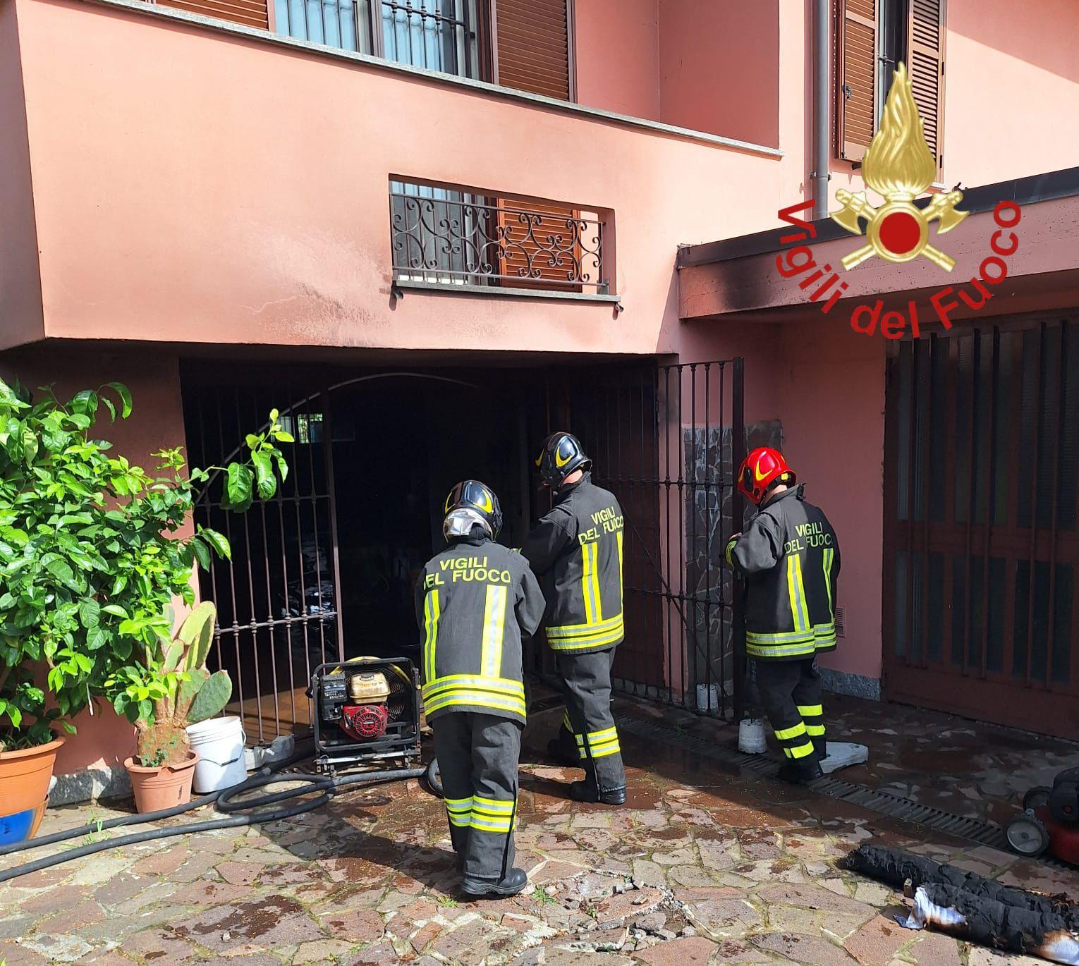 Incendio in un garage di Mozzate: evacuata una palazzina. Saltati luce e gas Incendio in un garage di Mozzate: evacuata una palazzina. Saltati luce e gas