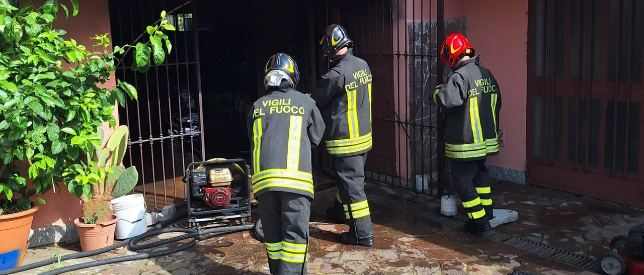 Incendio in un garage di Mozzate: evacuata una palazzina. Saltati luce e gas