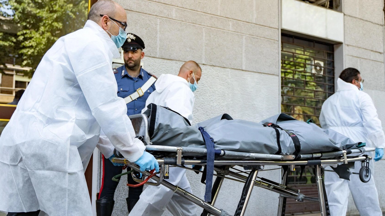 "Ho ucciso mio padre, venite subito": Gianluca Loprete, 19 anni, aveva fatto a pezzi Antonio. Lorenzo D’Errico bruciò il corpo del padre, Daniel Gandolfo accoltellò la madre davanti alle sorelle. "Ho ucciso mio padre, venite subito": Gianluca Loprete, 19 anni, aveva fatto a pezzi Antonio. Lorenzo D’Errico bruciò il corpo del padre, Daniel Gandolfo accoltellò la madre davanti alle sorelle.