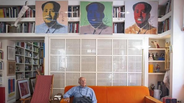 Fausto Bertinotti nel salotto di casa; alle sue spalle i quadri messi all'asta Fausto Bertinotti nel salotto di casa; alle sue spalle i quadri messi all'asta