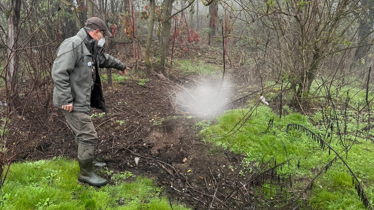 Basiglio, il fumo che esce dal terreno segnalato più volte dalle sentinelle del Parco sud