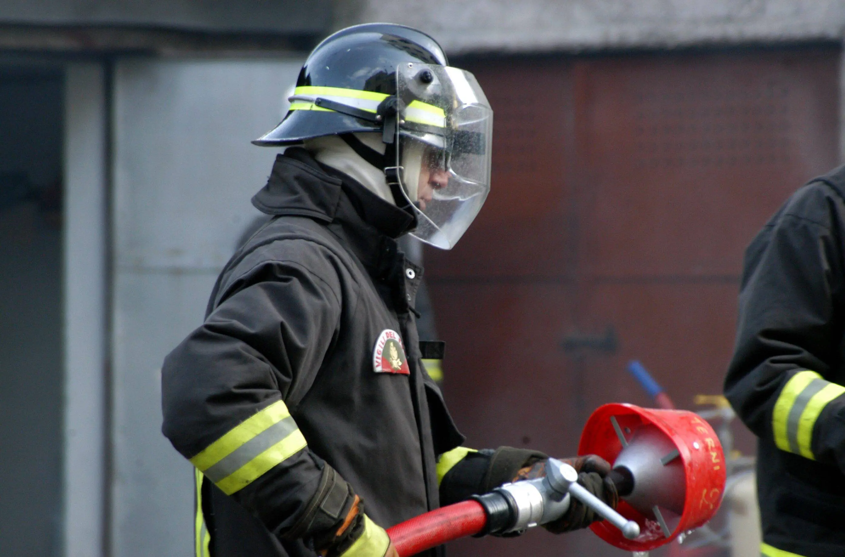 Violento incendio in un residence a Soiano del Lago