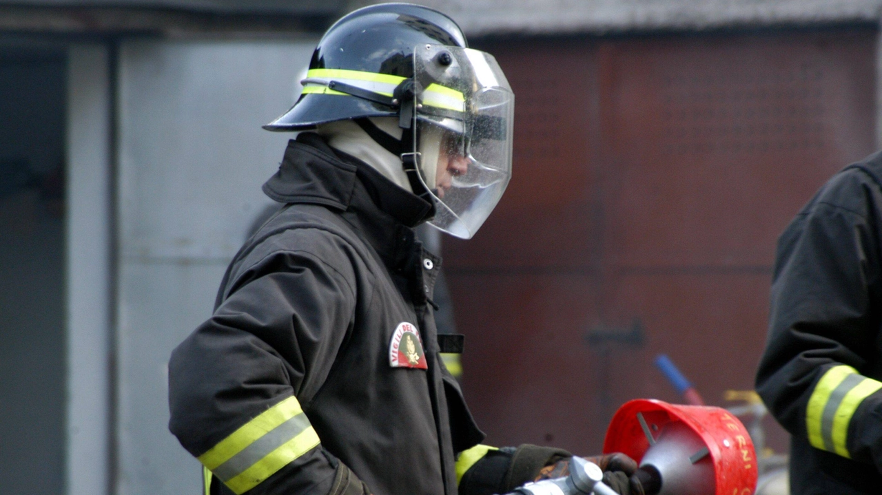 Vigili del fuoco al lavoro al lavoro