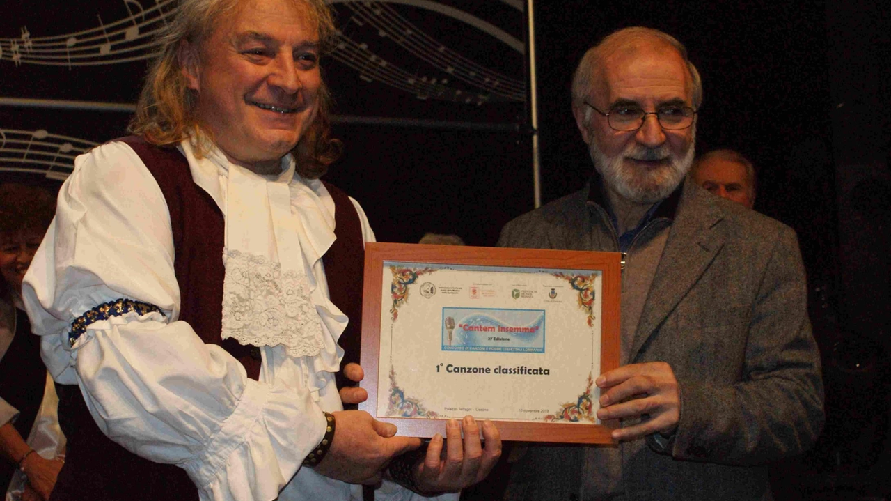 Il cantante Maurizio Feregalli a sinistra. ), uno degli habitué a Lissone del concorso Cantem Insemma Il cantante Maurizio Feregalli a sinistra. ), uno degli habitué a Lissone del concorso Cantem Insemma