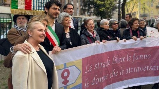 Ieri alle 15 il giardinetto di via dei Transiti, cuore di un angolo multiculturale di Milano su cui s’affacciano...