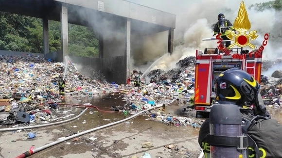 Un’immagine delle operazioni di spegnimento dell’incendio
