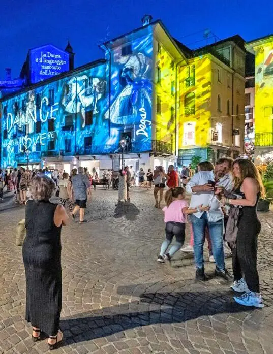 Il borgo della luce. Lungolago e centro animati da Cleuzo