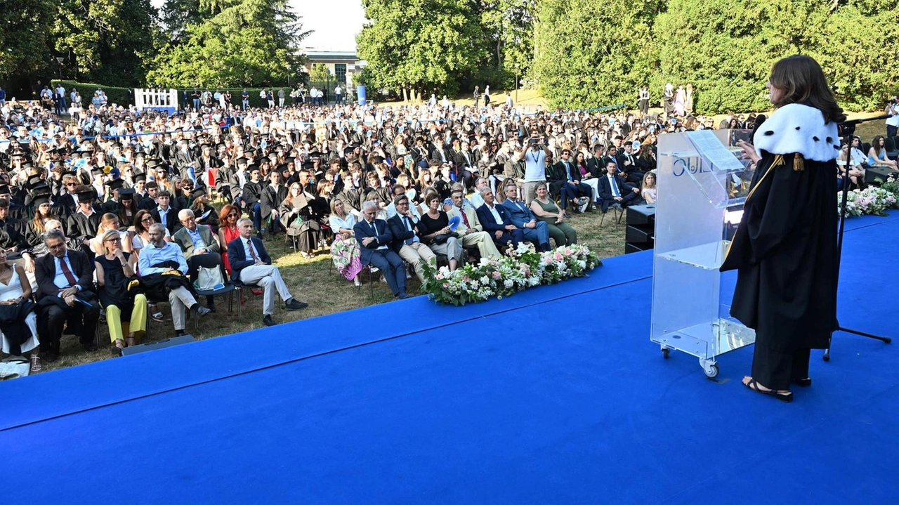 "Il futuro siete voi. Mantenete la rotta e guardate sempre avanti". La rettrice della Liuc, Anna Gervasoni, ha incoraggiato così...