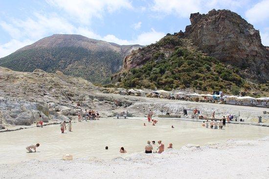 Si immerge nella Pozza dei fanghi di Vulcano e rischia la necrosi ai piedi: grave turista lombardo Si immerge nella Pozza dei fanghi di Vulcano e rischia la necrosi ai piedi: grave turista lombardo
