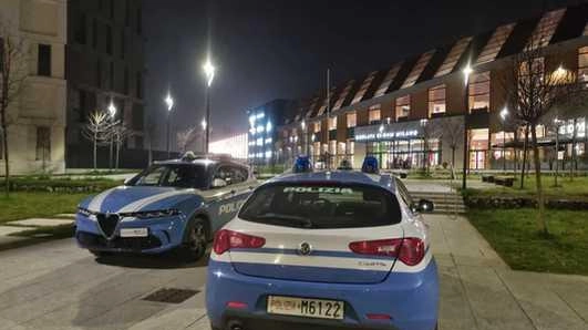 In via Pasolini sono intervenuti gli agenti di polizia per avviare subito le indagini e identificare gli aggressori In via Pasolini sono intervenuti gli agenti di polizia per avviare subito le indagini e identificare gli aggressori