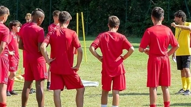 Ragazzi dalla Lombardia alle giovanili di un club di serie C: il ds chiedeva soldi per provini, vitto, alloggio e non solo