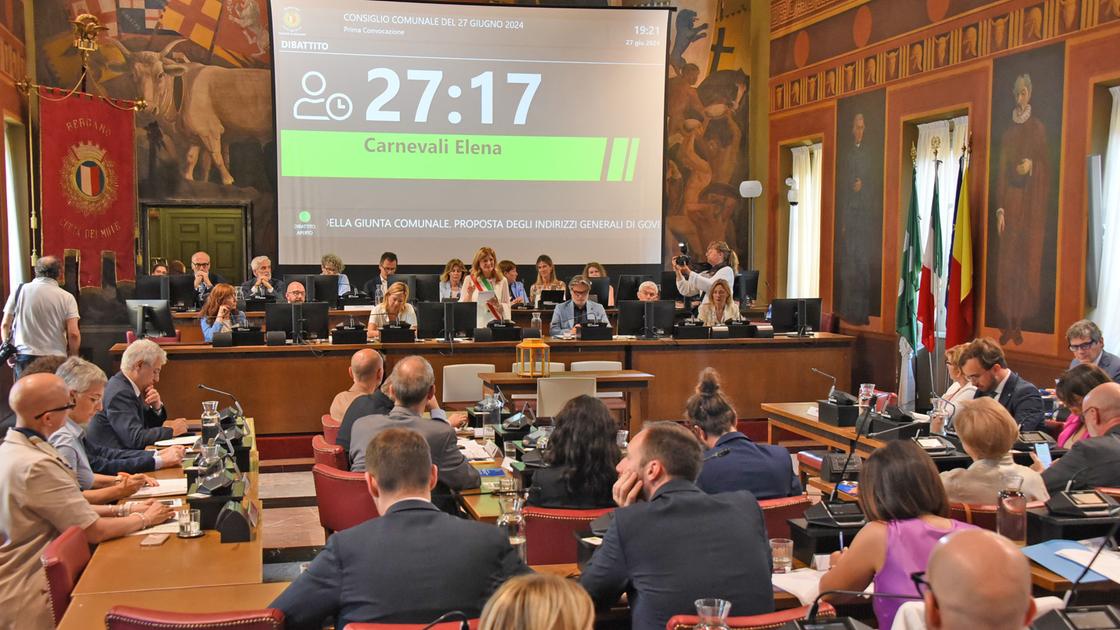 Bergamo, minori stranieri cittadini onorari: l’aula consiliare si divide. “Propaganda”, “No, integrazione” Bergamo, minori stranieri cittadini onorari: l’aula consiliare si divide. “Propaganda”, “No, integrazione”