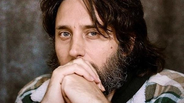 Gnut porta la canzone d’autore. Sonorità napoletane e brit rock