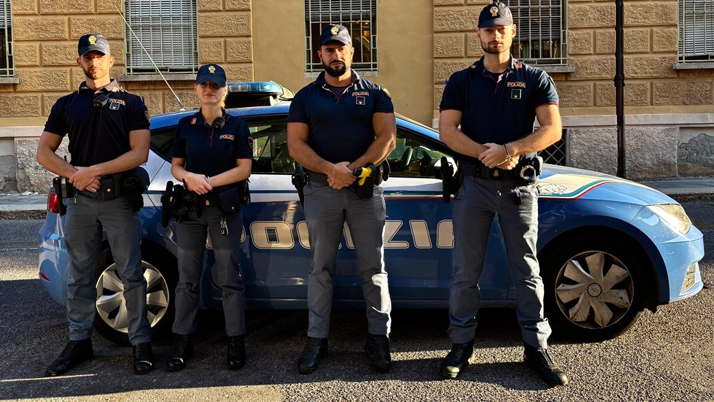 Cremona, i quattro poliziotti che hanno salvato la ragazza che minacciava il suicidio Cremona, i quattro poliziotti che hanno salvato la ragazza che minacciava il suicidio