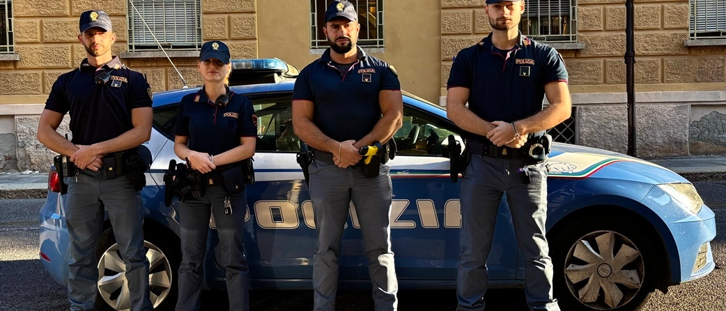 Cremona, quattro poliziotti eroi salvano una donna: stava per lanciarsi dal balcone