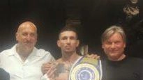 Il pugile di Voghera Francesco Acatullo vince il suo primo titolo italiano dei pesi leggeri con un KO su Arblin Kaba. Il pugile di Voghera Francesco Acatullo vince il suo primo titolo italiano dei pesi leggeri con un KO su Arblin Kaba.