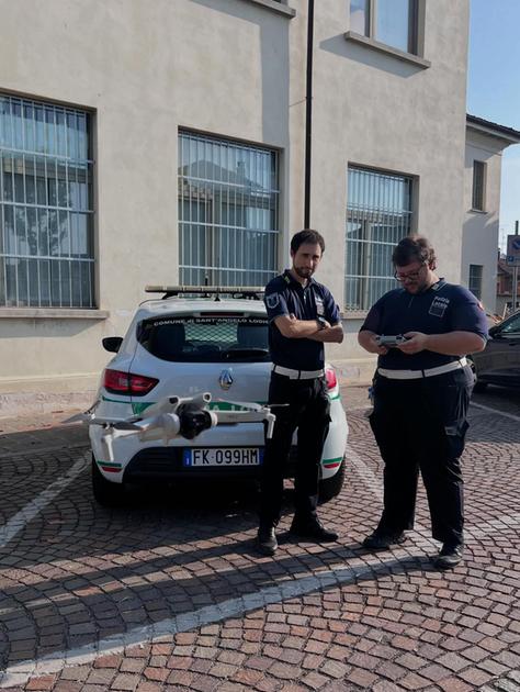 Sant’Angelo, rubano al centro di raccolta ma vengono riprese e identificate dal drone della Polizia locale Sant’Angelo, rubano al centro di raccolta ma vengono riprese e identificate dal drone della Polizia locale
