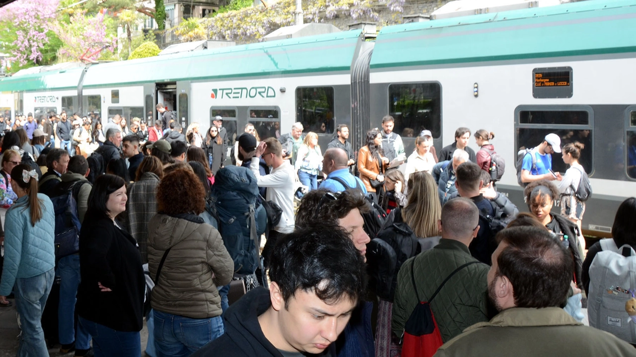 Stazioni ferroviarie sempre più affollate non solo in attesa dei treni verso università e uffici ma anche nei giorni di vacanza