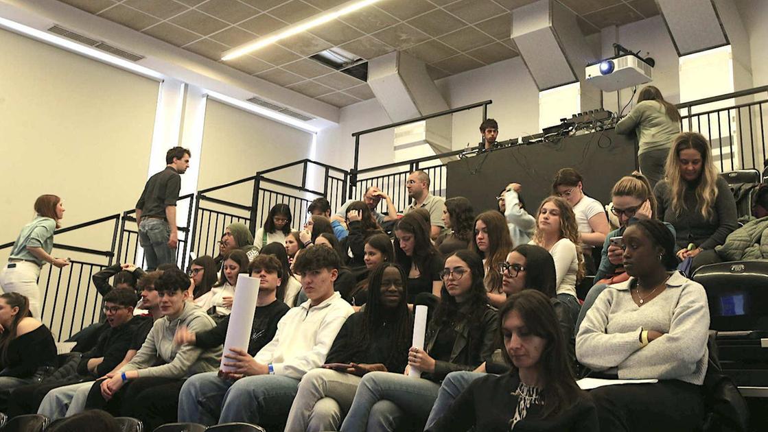 Capsula del tempo a scuola: "Lettera ai nostri nipoti: vogliamo un mondo più giusto" Capsula del tempo a scuola: "Lettera ai nostri nipoti: vogliamo un mondo più giusto"