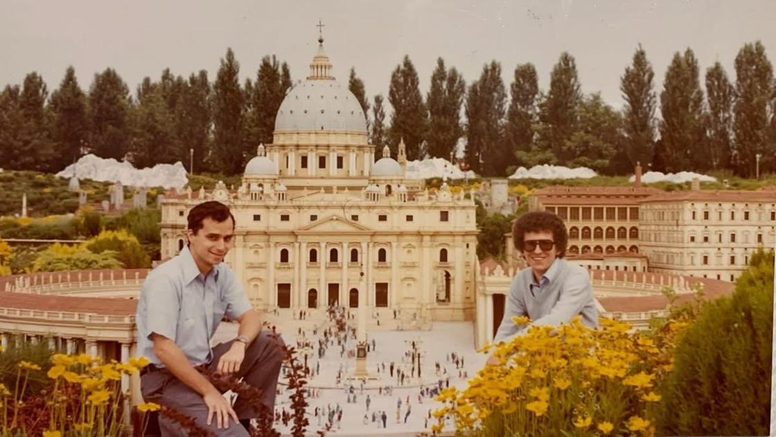 Papa Leone XIV alla Minitalia e la foto che sembra una premonizione