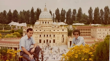 Papa Leone XIV alla Minitalia e la foto che sembra una premonizione