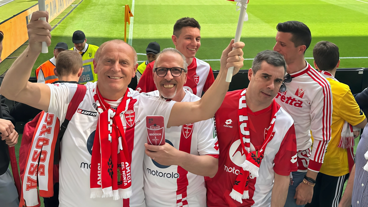 Da sinistra Giuseppe Ghezzi con il. Club “Amici del Monza“ Da sinistra Giuseppe Ghezzi con il. Club “Amici del Monza“