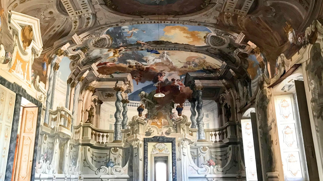 Al piano nobile la Sala di Fetonte, tutta affrescata, vanta una delle pochissime opere conservate dei fratelli Galliari, gli scenografi del Teatro alla Scala di Milano