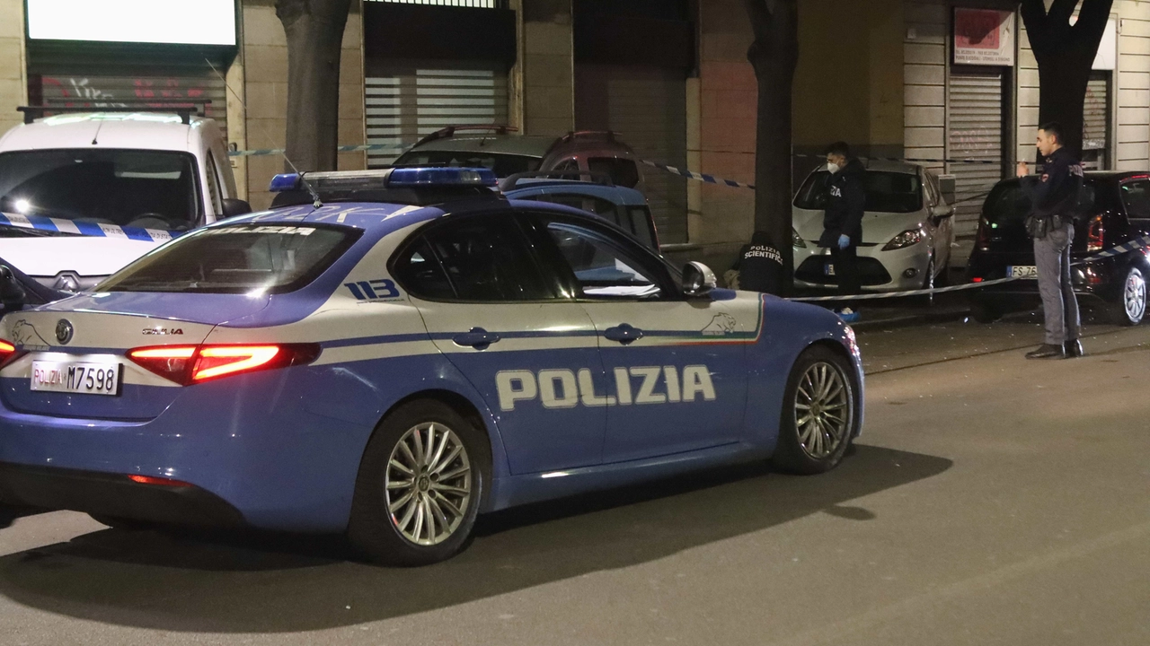 I tre minorenni sono stati intercettati dagli agenti delle Volanti alle 3.45 di ieri in piazza Piola: il quindicenne e il diciassettenne sono stati arrestati I tre minorenni sono stati intercettati dagli agenti delle Volanti alle 3.45 di ieri in piazza Piola: il quindicenne e il diciassettenne sono stati arrestati