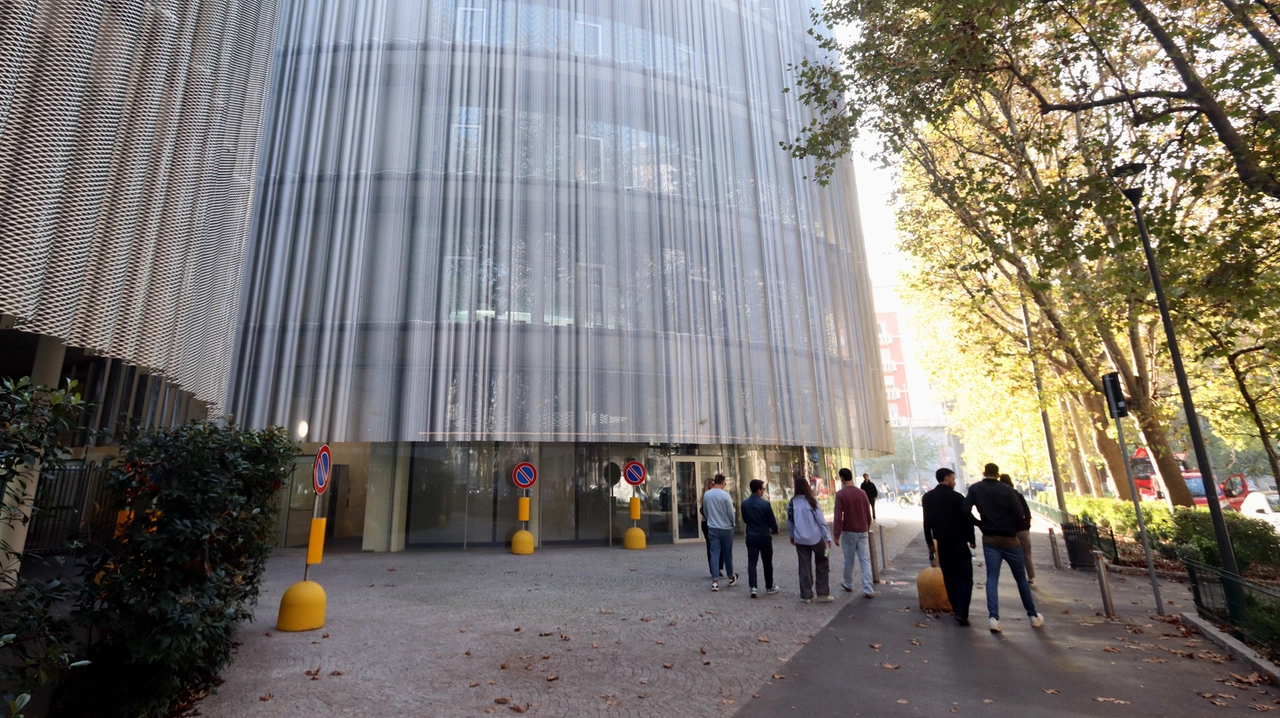 Un gruppo di studenti nel nuovo campus dell’università Bocconi a Milano Un gruppo di studenti nel nuovo campus dell’università Bocconi a Milano