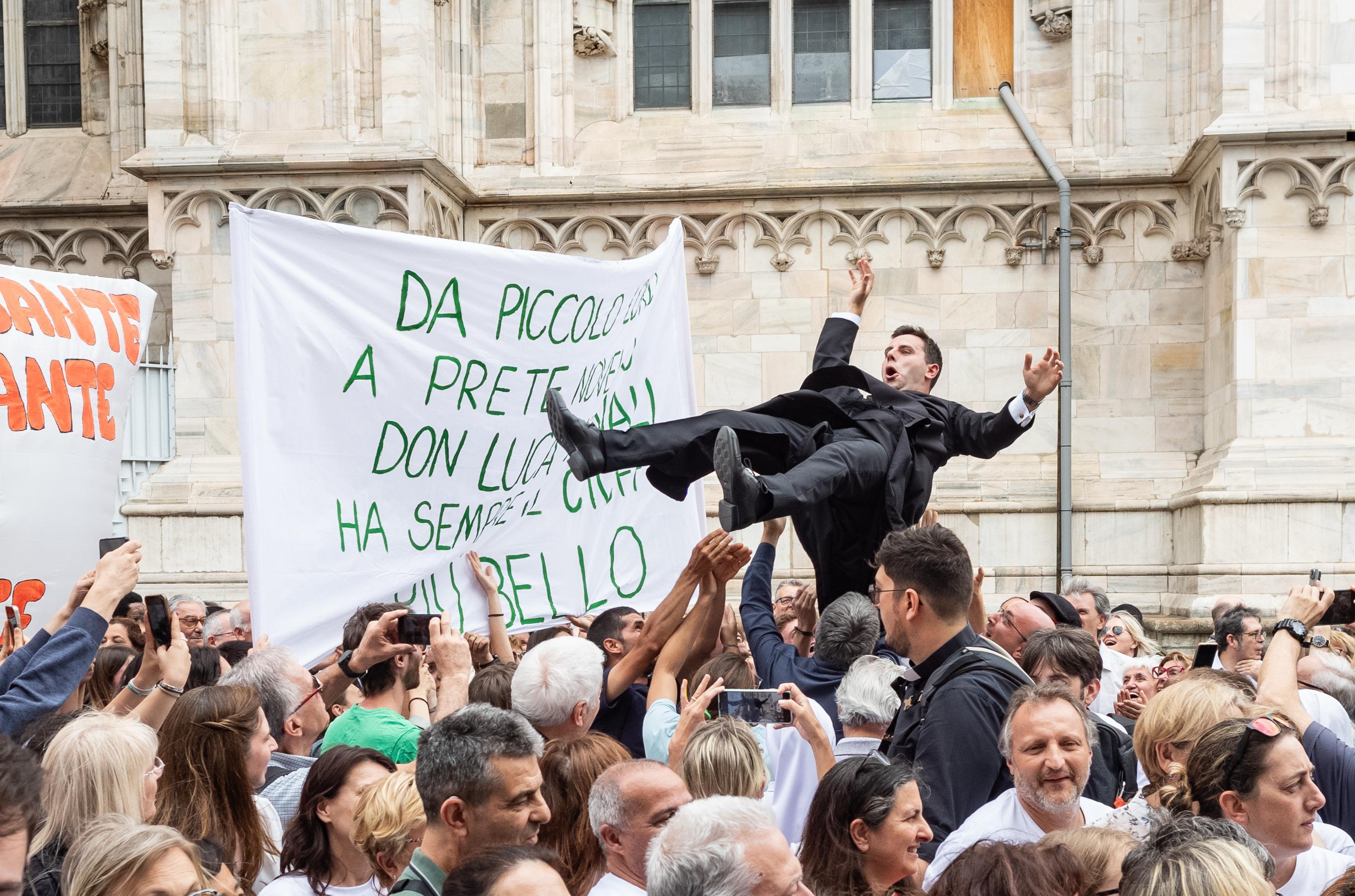 diocesi di milano delpini ordina 11 nuovi sacerdoti festa all esterno del duomo ecco chi sono