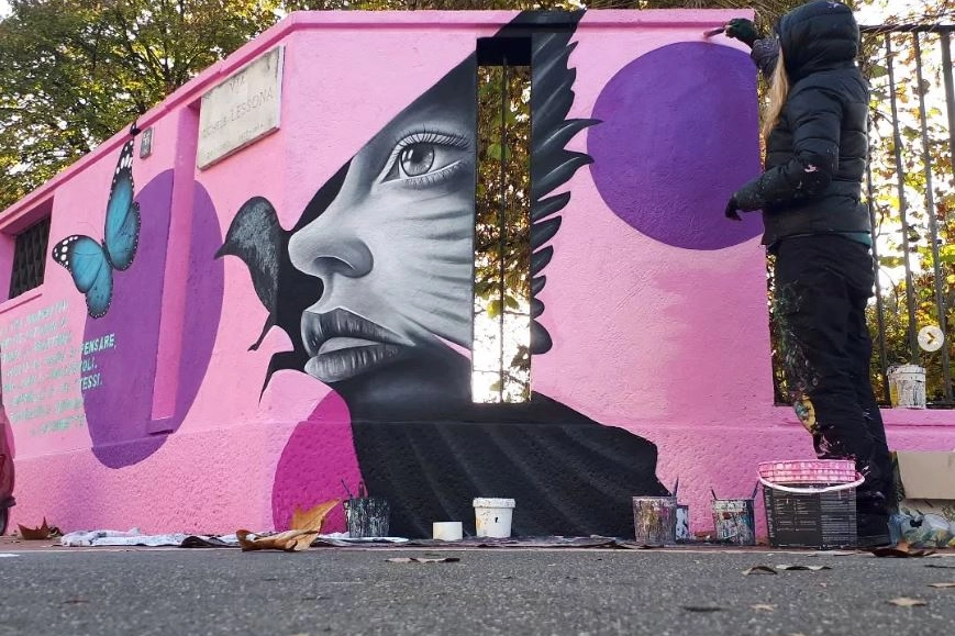 Un particolare del murale inaugurato all'esterno di Villa Scheibler a Quarto Oggiaro