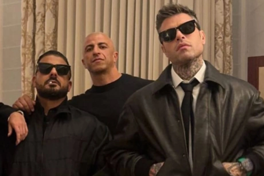 Da sinistra Alex Cologno, Cristian Rosiello, le due guardie del corpo di Fedez, assieme al rapper a Parigi