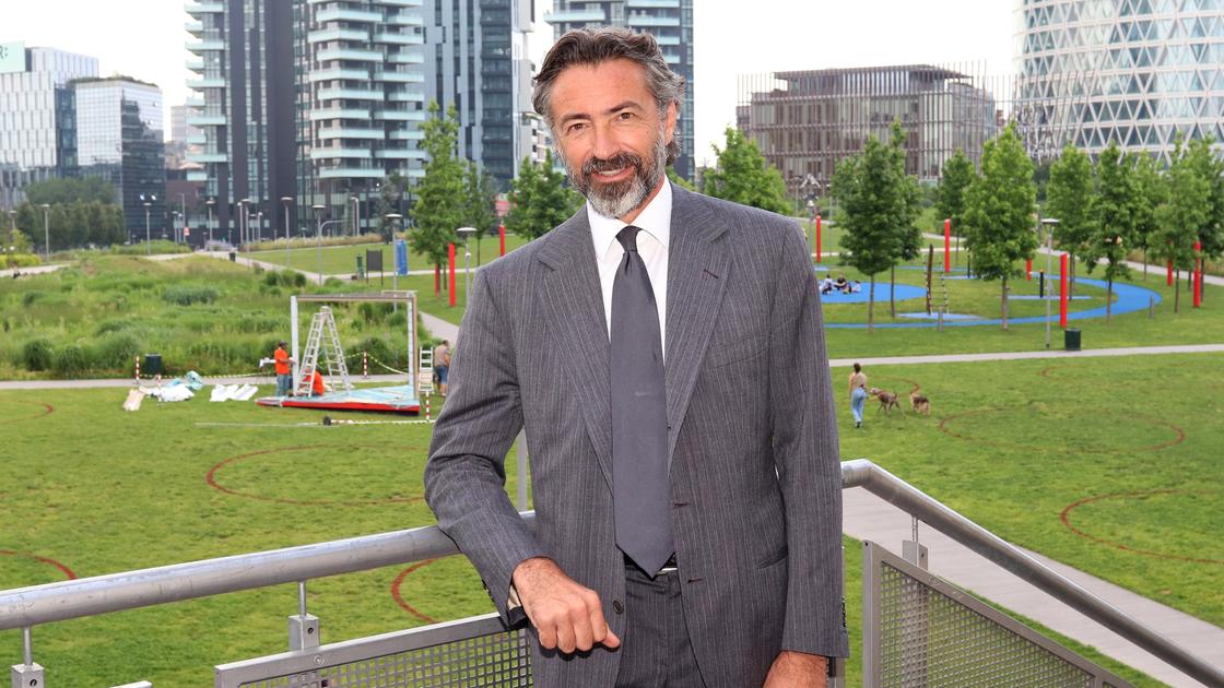 Manfredi Catella, chi è l’immobiliarista di Coima che ha cambiato lo skyline di Milano: dai grattacieli al villaggio olimpico Manfredi Catella, chi è l’immobiliarista di Coima che ha cambiato lo skyline di Milano: dai grattacieli al villaggio olimpico