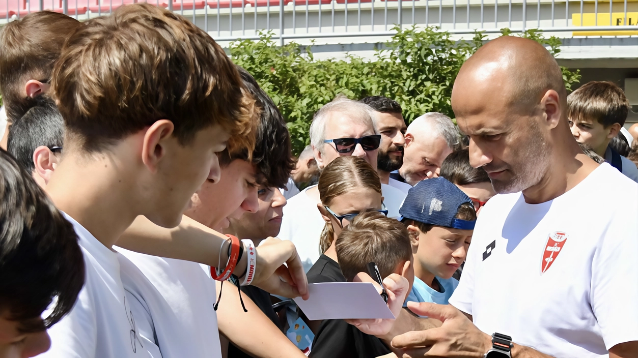 Paolo Bianco, neo allenatore del Monza reduce dall’esperienza al Frosinone, firma autografi nel giorno del primo allenamento della stagione dei brianzoli Paolo Bianco, neo allenatore del Monza reduce dall’esperienza al Frosinone, firma autografi nel giorno del primo allenamento della stagione dei brianzoli