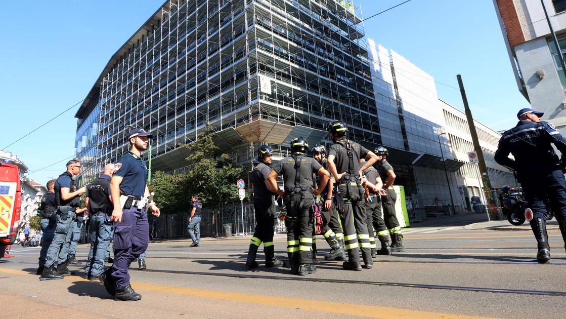Senza stipendio da tre mesi, 30 muratori lodigiani protestano di fronte al Tribunale di Milano