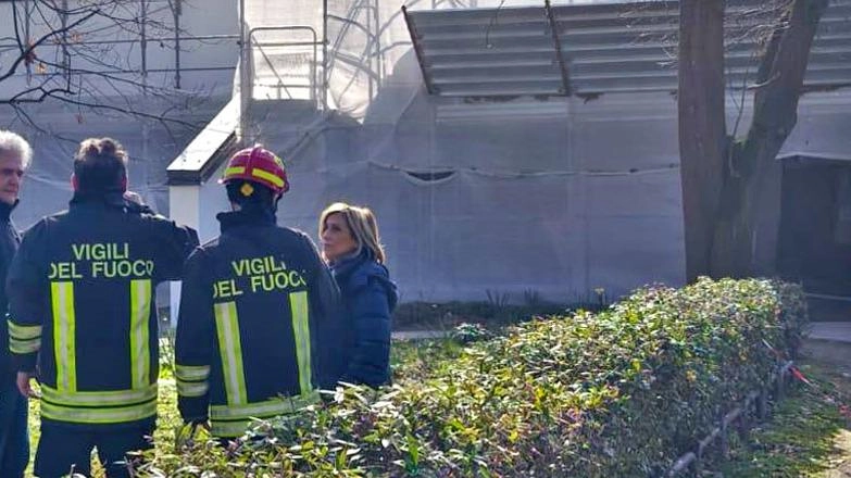 Un incendio si è sviluppato nel pomeriggio di ieri in una porzione del tetto della parrocchia "Gesù Salvatore", in... Un incendio si è sviluppato nel pomeriggio di ieri in una porzione del tetto della parrocchia "Gesù Salvatore", in...