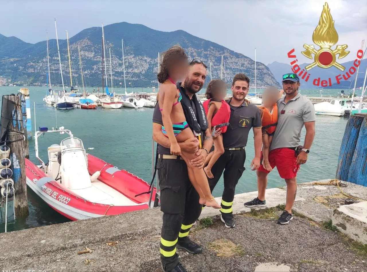 Paura sul Lago d’Iseo: papà e tre bimbi bloccati sul pedalò in balia del maltempo