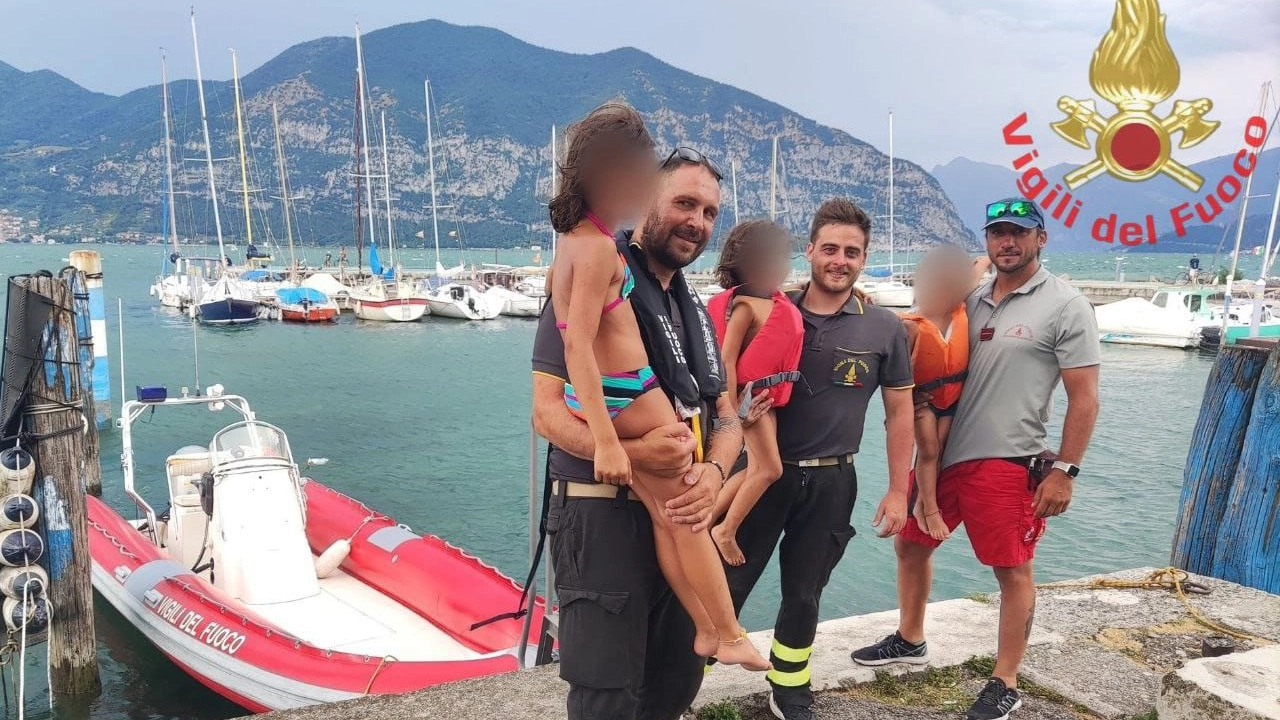 i VIGILI DEL FUOCO CON LA FAMIGLIOLA CHE HANNO SALVATO