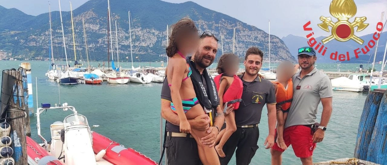 Paura sul Lago d’Iseo: papà e tre bimbi bloccati sul pedalò in balia del maltempo