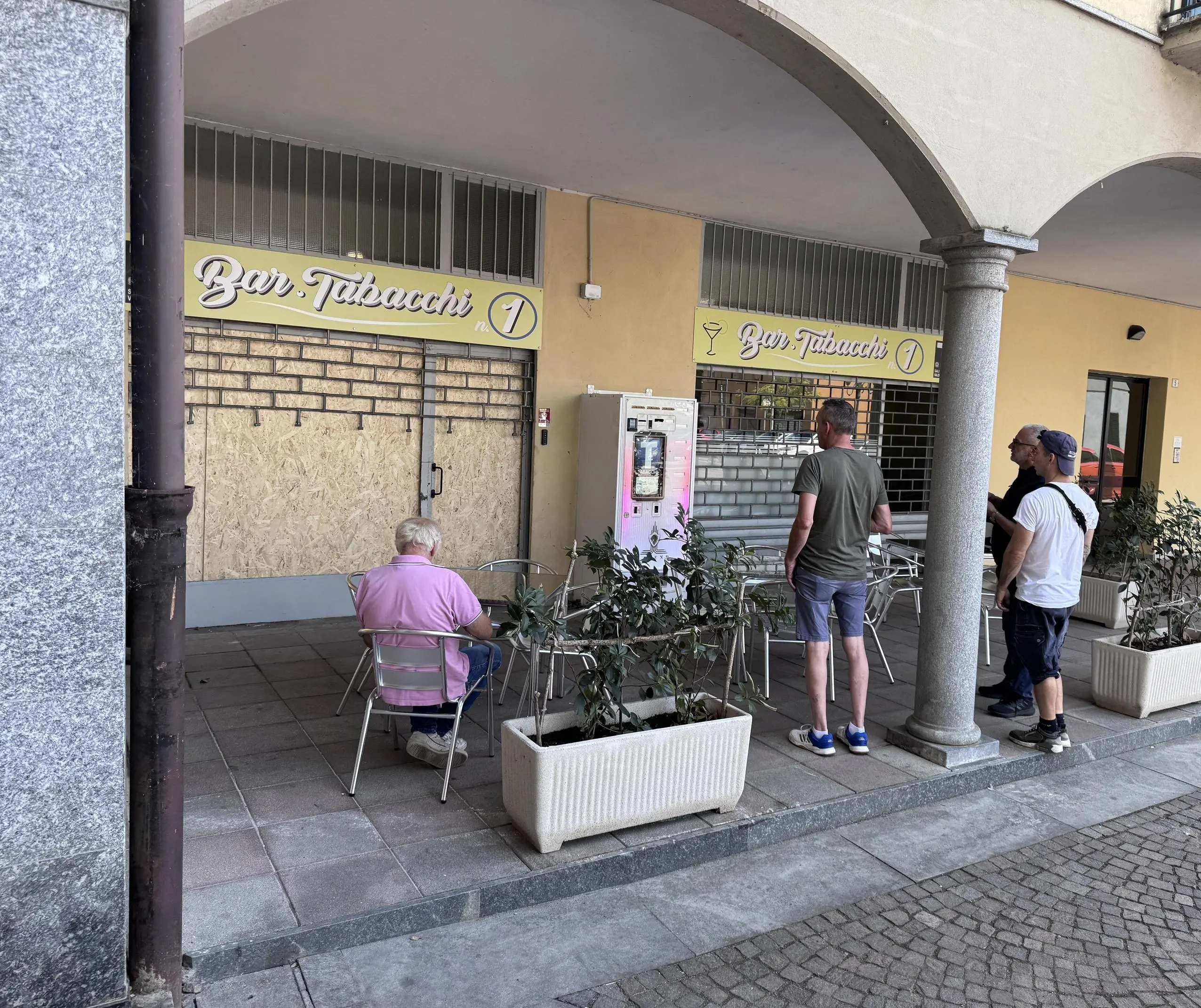 L’auto come ariete. Irruzione nel bar. Via soldi e sigarette