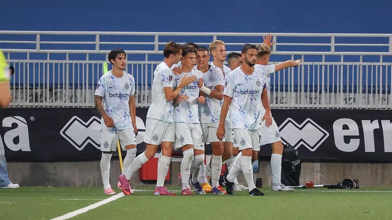 Luka Topalovic festeggiato dai compagni di squadra dopo il momentaneo vantaggio dell’Inter sul campo del Novara Luka Topalovic festeggiato dai compagni di squadra dopo il momentaneo vantaggio dell’Inter sul campo del Novara