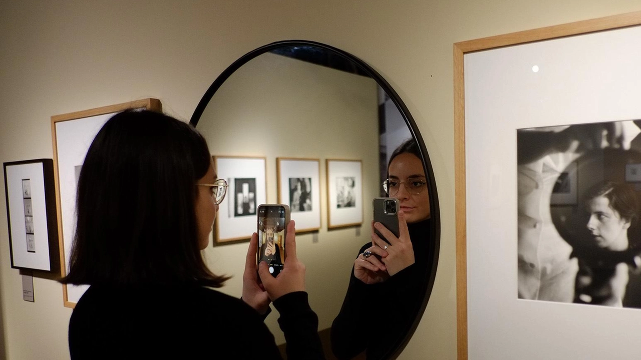 La mostra “Unseen“ allestita al Belvedere si compone di 220 opere che esplorano i temi cari alla street photographer