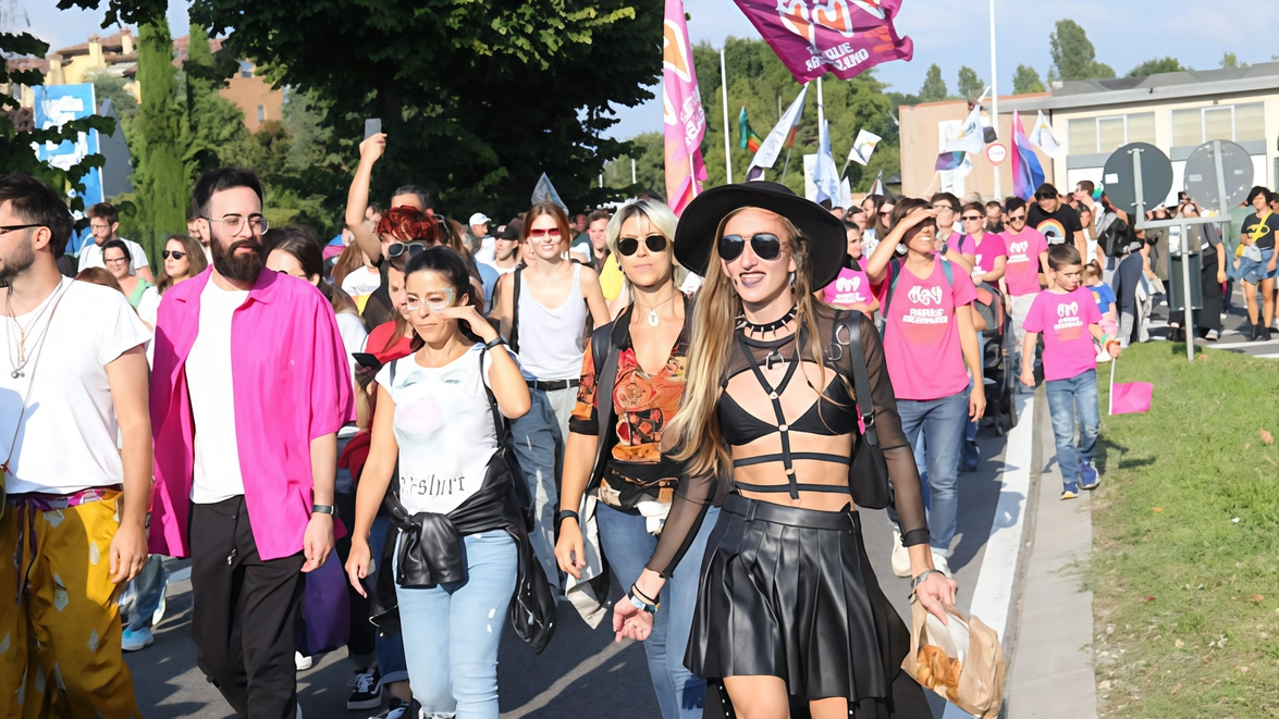 Il corteo è partito dalla scuola “Martino Bassi“ ed è creciuto strada facendo fino a coinvolgere duemila persone Il corteo è partito dalla scuola “Martino Bassi“ ed è creciuto strada facendo fino a coinvolgere duemila persone