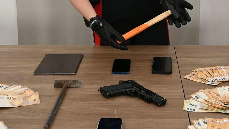 Il martello utilizzato dai due rapinatori per l’aggressione del 5 luglio in via Zebedia Il martello utilizzato dai due rapinatori per l’aggressione del 5 luglio in via Zebedia