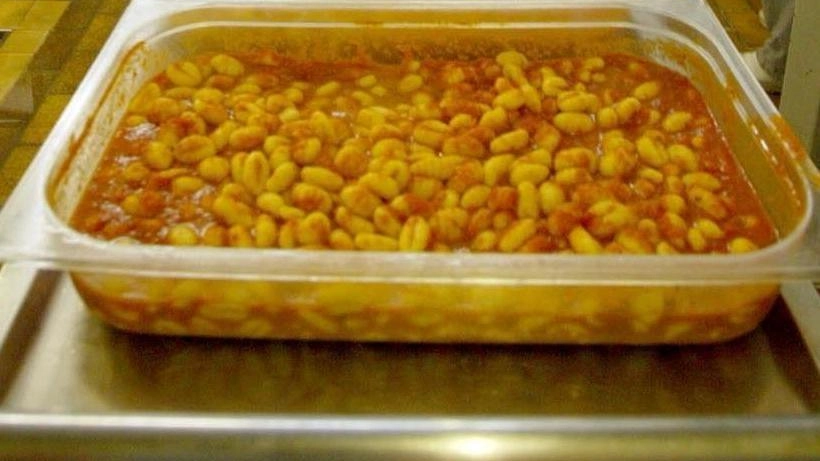 A Milano Ristorazione riparte l'anno scolastico con 75mila pasti al giorno, iniziative per promuovere abitudini alimentari sane e riqualificazioni strutturali in corso. Menù con meno carne e più legumi, nuove proposte come le crocchette di merluzzo. Progetto "Frutta a metà mattina" si estende a più scuole. A Milano Ristorazione riparte l'anno scolastico con 75mila pasti al giorno, iniziative per promuovere abitudini alimentari sane e riqualificazioni strutturali in corso. Menù con meno carne e più legumi, nuove proposte come le crocchette di merluzzo. Progetto "Frutta a metà mattina" si estende a più scuole.