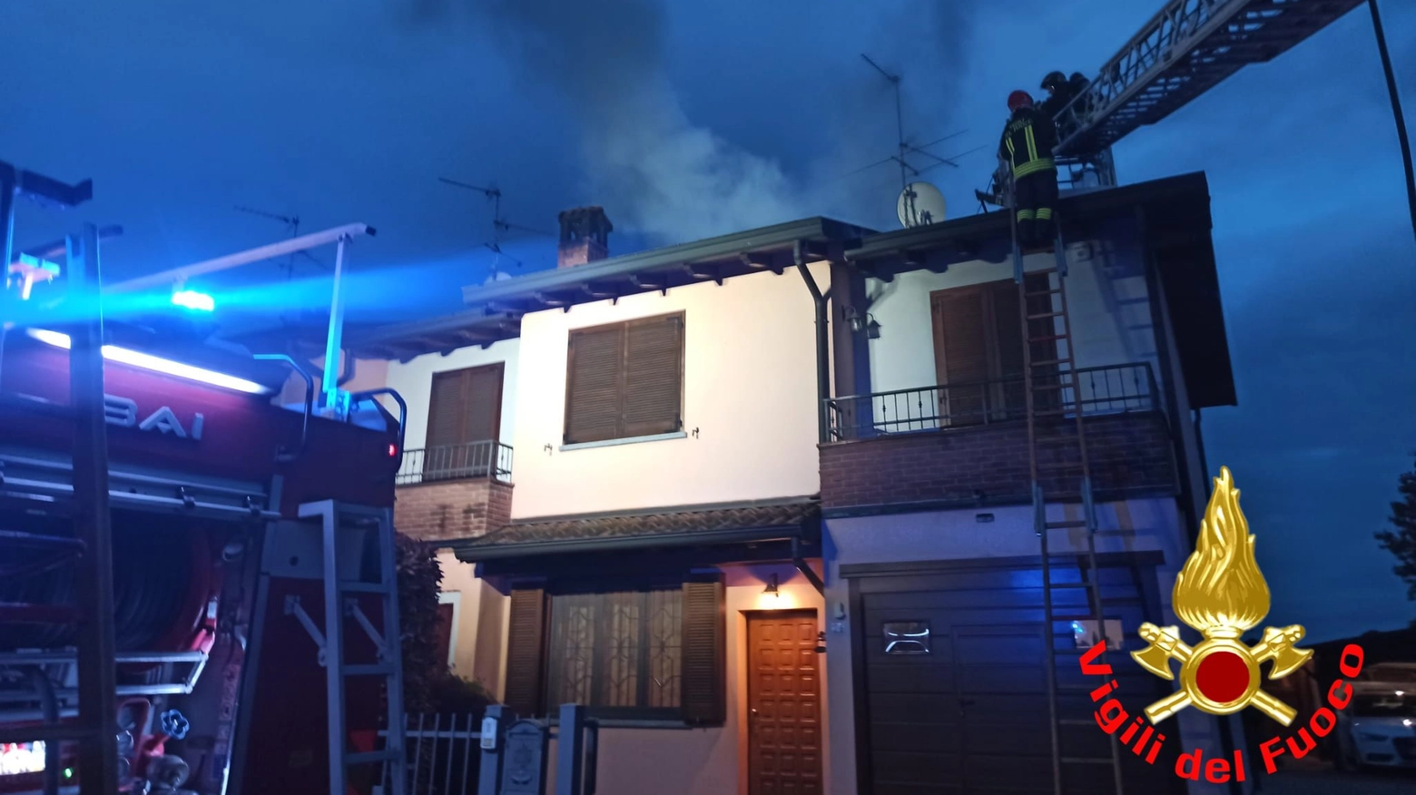L'incendio ha lambito il tetto della casa