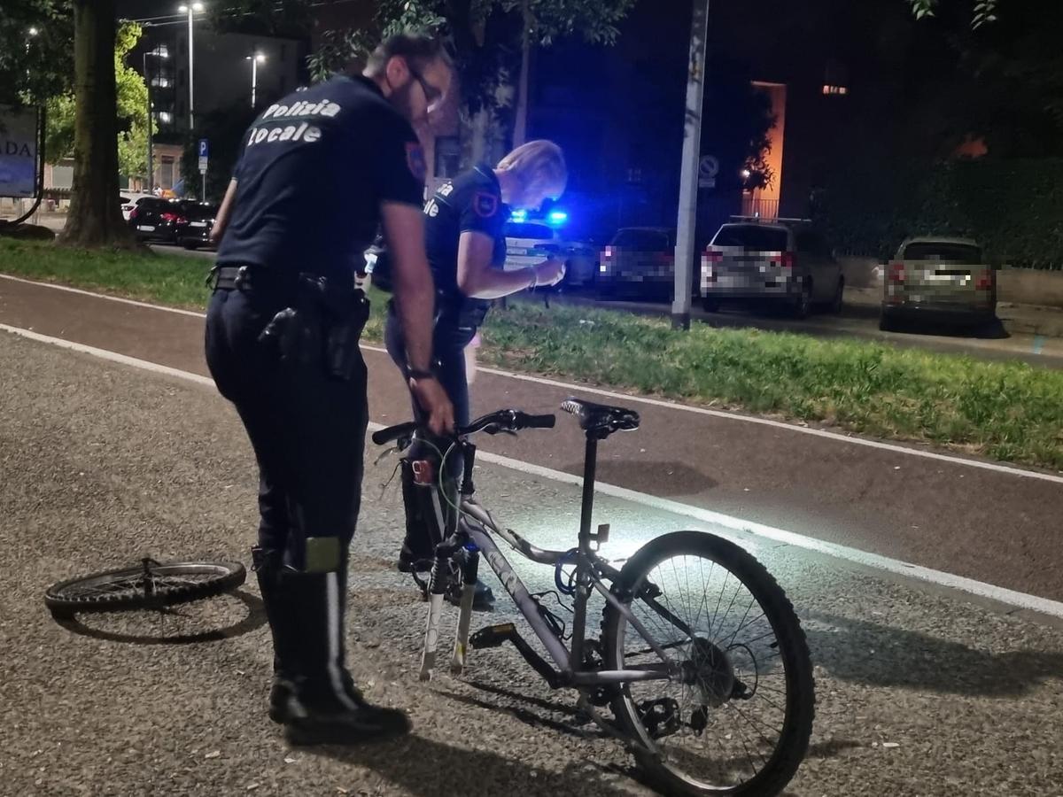 Dramma a Milano, ragazzo di 17 anni cade in bici sulla ciclabile in viale Omero: è gravissimo Dramma a Milano, ragazzo di 17 anni cade in bici sulla ciclabile in viale Omero: è gravissimo