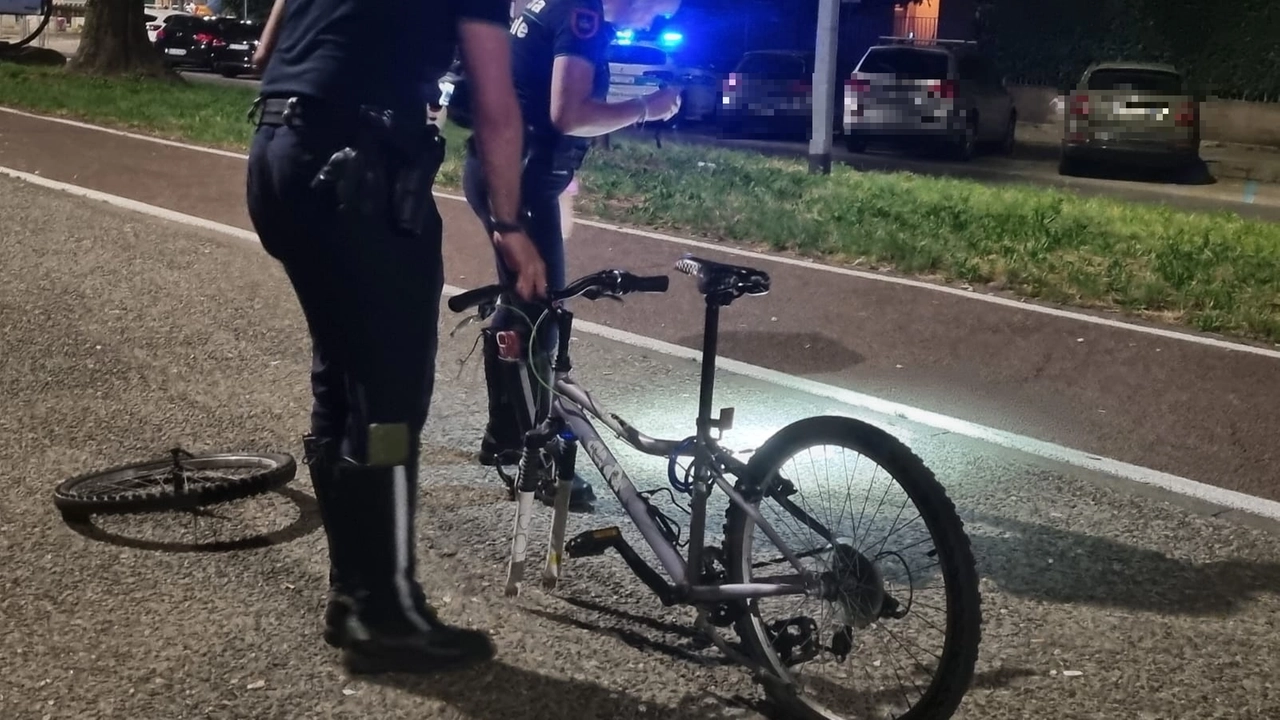 La polizia locale e la bici: la ruota si è staccata (foto Ansa/Andrea Fasani) La polizia locale e la bici: la ruota si è staccata (foto Ansa/Andrea Fasani)